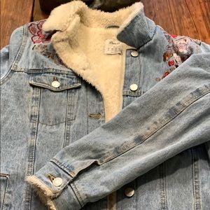 Jean jacket with embroidered flowers